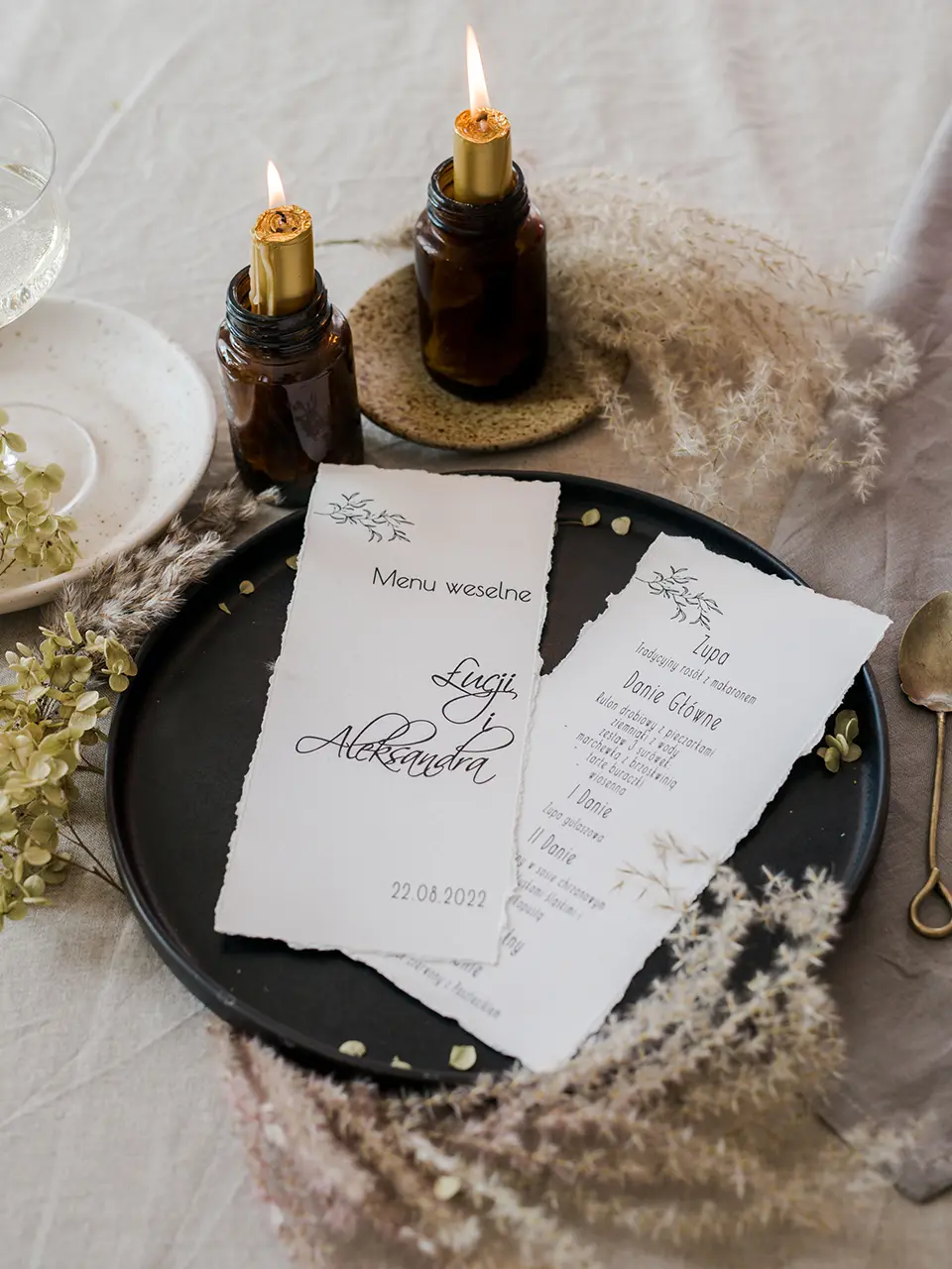 Menu weselne na stoły vintage z ręcznie rwanym brzegiem zdjęcie 1