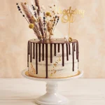 Złota dekoracja na tort urodzinowy napis