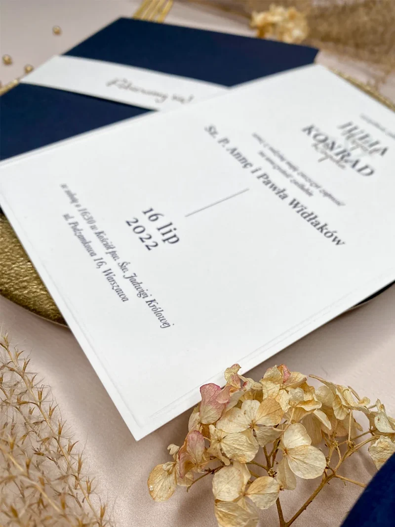 Eleganckie zaproszenie ślubne z tłoczeniem - granatowe zdjęcie 4